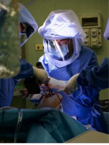 Chirurgo che posiziona una protesi di ginocchio personalizzata con tecnica di allineamento cinematico.