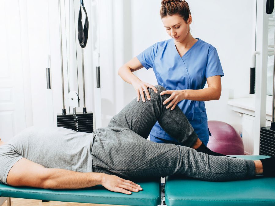 Recupero funzionale dopo intervento di protesi di ginocchio con fisioterapia guidata.